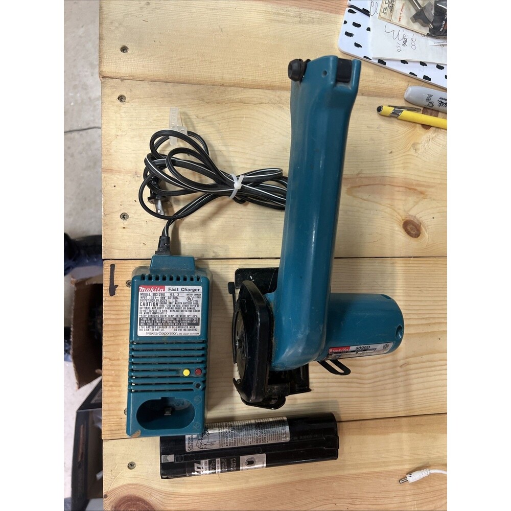 Makita 9.6 V Cordless 3 3/8" Circular Saw Model 5090 D W/ Charger And Battery